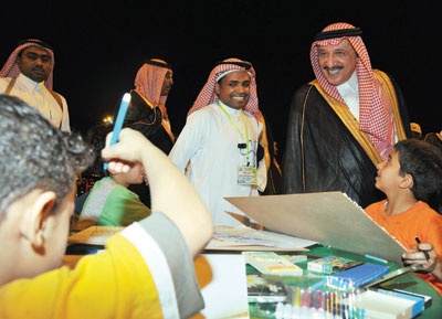 أمير جازان يدعو المستثمرين إلى ضمان توفير السكن المناسب للسائح