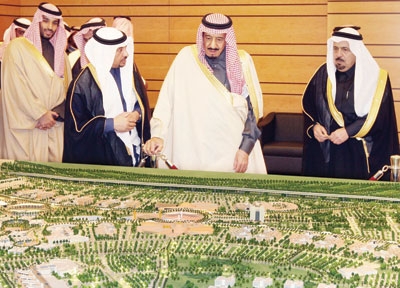 الأمير سلمان يفتتح مبنى «التعليم العالي» الجديد بعد تحويله إلى منظومة إلكترونية ذكية