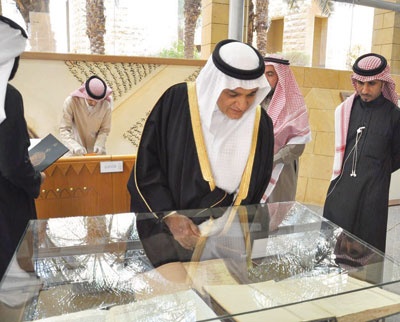 الزوار يشيدون بدور دارة الملك عبد العزيز  في العناية بالمخطوطات