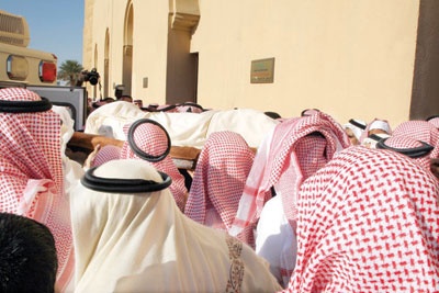 جموع غفيرة تشيع جثمان صالح الراجحي .. علم المصرفية والأوقاف