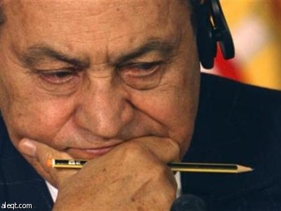 مبارك يرفض السفر إلى ألمانيا للعلاج ويصر على البقاء في مصر