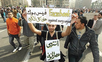 تقنيات وسائل الإعلام الجديد تغير آليات «صنع الثورة».. والشركات لا تريد تحمّل المسؤولية