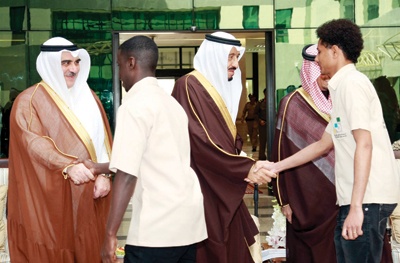 الأمير سلمان يدعو الشباب السعودي لانتهاز فرص العمل المتاحة