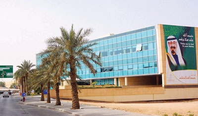 «السياحة» تحتفي بوضع الملصقات ولوحات التهنئة