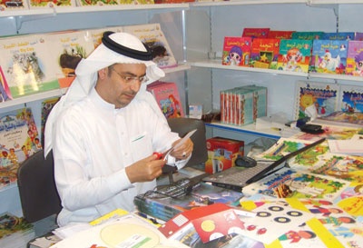 مشروعا«تشكيل الورق» و«طيور الجنة» يجذبان الأطفال في معرض الكتاب