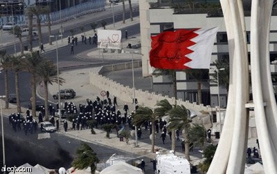 البحرين: وفاة رجل أمن وحظر التجول .. وتعليق الدراسة