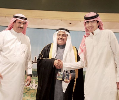 أسرة الخراشي تكرم أبناءها المتفوقين علميا وعدد من طلاب مدارس أشيقر
