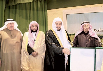 أسرة الخراشي تكرم أبناءها المتفوقين علميا وعدد من طلاب مدارس أشيقر