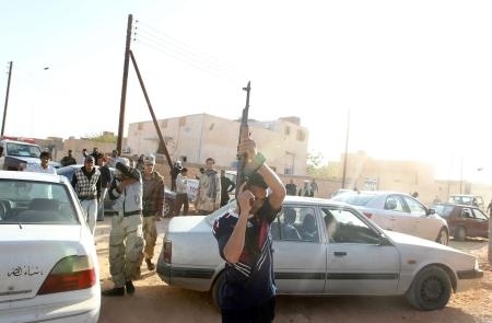 ليبيا تهدد بمقاضاة الشركات التي تبرم عقودا نفطية مع المعارضة وقوات القذافي تستعيد توازنها