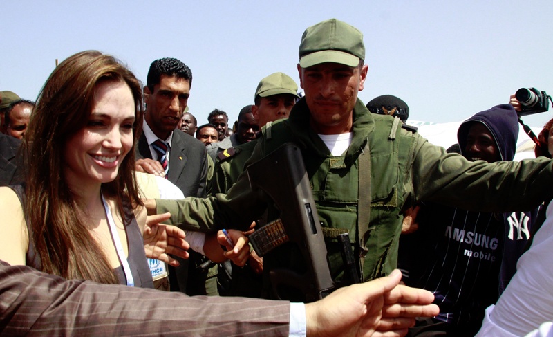 انجلينا جولي سفيرة النوايا الحسنة تزور مخيما للاجئين على الحدود بين ليبيا وتونس