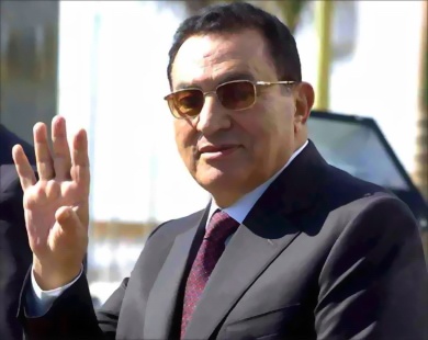 نقل الرئيس السابق مبارك الى مستشفى عسكري تمهيدا لنقله الى مستشفي ليمان طرة