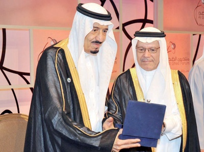 أمير الرياض يكرم رعاة الدورة الثانية لمنتدى الغد