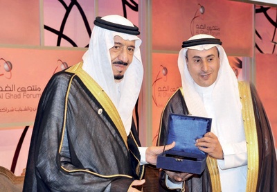 أمير الرياض يكرم رعاة الدورة الثانية لمنتدى الغد