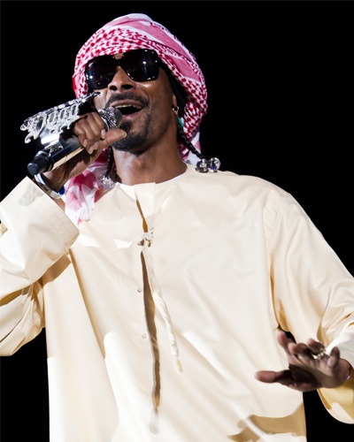 مغني الراب الأمريكي سنوب دوق يقدم مجموعة من أغانيه وهو يرتدي الزي الأماراتي  في جزيرة ياس في أبوظبي بحضور  150 ألف متفرج .