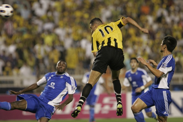 الاتحاد يخرج الهلال من آسيا بثلاثية