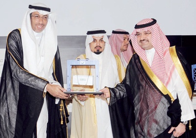 محافظ جدة يُكرِّم «الأهلي» لرعايته مُنتدى جدة التجاري
