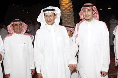 الأمير سلمان بن عبد العزيز يشرّف حفلا خاصا بمناسبة زفاف الأمير طلال بن عبد العزيز بن بندر على كريمة الأمير فهد بن سلمان