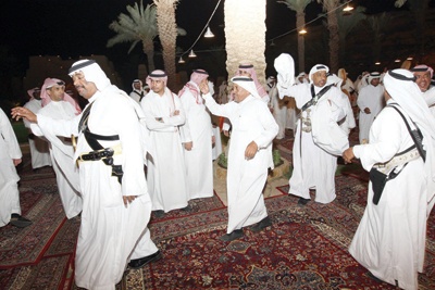 الأمير سلمان بن عبد العزيز يشرّف حفلا خاصا بمناسبة زفاف الأمير طلال بن عبد العزيز بن بندر على كريمة الأمير فهد بن سلمان