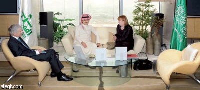 الوليد بن طلال يناقش مواضيع اقتصادية وإنسانية مع البارونة إليزابيث سايمنز