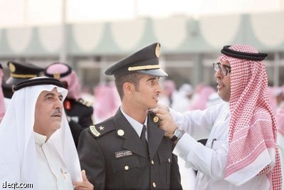 تخريج ضباط جامعيين من كلية الملك خالد العسكرية