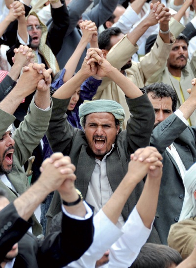 اليمن .. الثوار يؤكدون على «السلمية» ونيران حكومية تقتل مشيعا في عدن