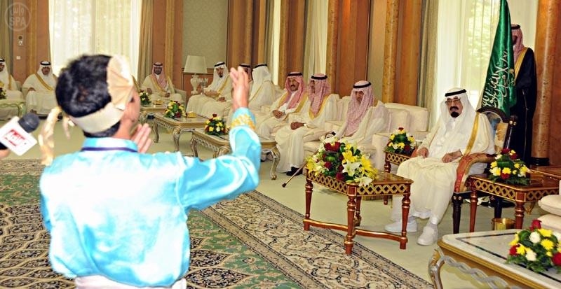 خادم الحرمين الشريفين يستقبل مجموعة من الأطفال الأيتام ضحايا تسونامي