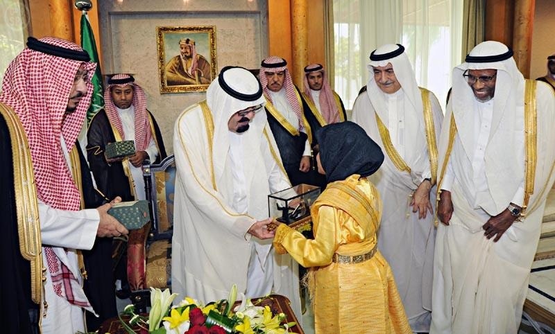 خادم الحرمين الشريفين يستقبل مجموعة من الأطفال الأيتام ضحايا تسونامي