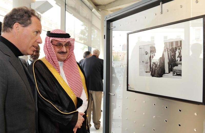 الأمير محمد بن نواف يفتتح معرض صور رحلة الأميرة آليس للمملكة