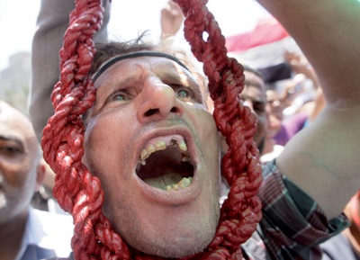 آلاف المصريين يهتفون بسقوط المجلس العسكري ويطالبون بإعدام مبارك
