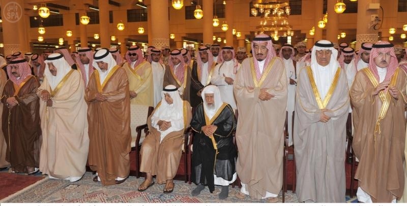 النائب الثاني والأمير سلمان يؤديان صلاة الميت على الأميرة سلطانة السديري