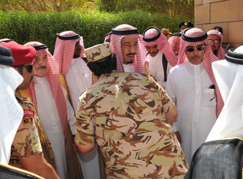 النائب الثاني والأمير سلمان يؤديان صلاة الميت على الأميرة سلطانة السديري