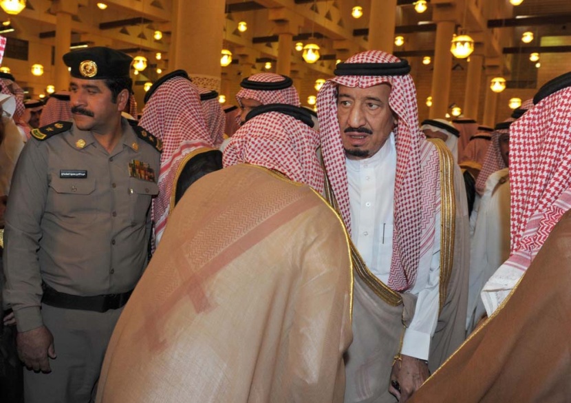 النائب الثاني والأمير سلمان يؤديان صلاة الميت على الأميرة سلطانة السديري