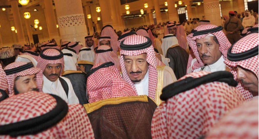 النائب الثاني والأمير سلمان يؤديان صلاة الميت على الأميرة سلطانة السديري