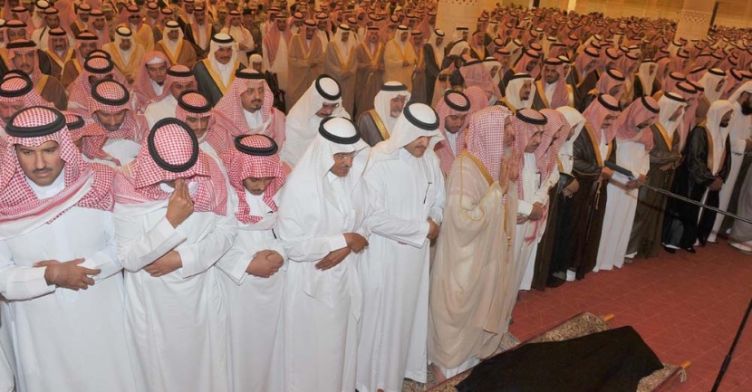 النائب الثاني والأمير سلمان يؤديان صلاة الميت على الأميرة سلطانة السديري