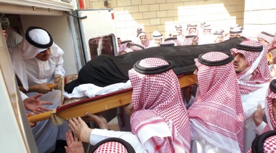 النائب الثاني وأمير الرياض يؤديان صلاة الميت على الأميرة سلطانة السديري