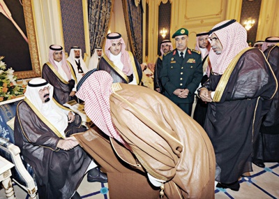 خادم الحرمين يستقبل جموع المهنئين بحلول شهر رمضان المبارك