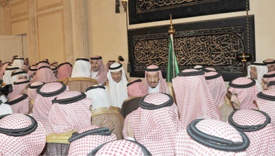 الأمير سلمان يستقبل المعزين في وفاة الأميرة سلطانة السديري