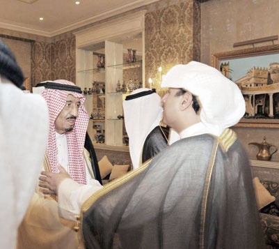 الأمير سلمان يستقبل المعزين في وفاة الأميرة سلطانة السديري