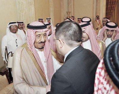 الأمير سلمان يستقبل المعزين في وفاة الأميرة سلطانة السديري