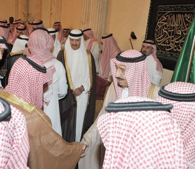 الأمير سلمان يستقبل المعزين في وفاة الأميرة سلطانة السديري