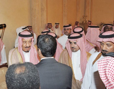 الأمير سلمان يستقبل المعزين في وفاة الأميرة سلطانة السديري