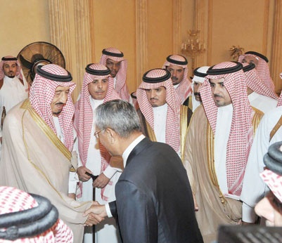 الأمير سلمان يستقبل المعزين في وفاة الأميرة سلطانة السديري