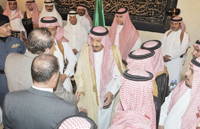 الأمير سلمان يستقبل المعزين في وفاة الأميرة سلطانة السديري