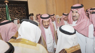 الأمير سلمان يستقبل المعزين في وفاة الأميرة سلطانة السديري