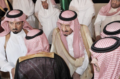 الأمير سلمان يستقبل المعزين في وفاة الأميرة سلطانة السديري