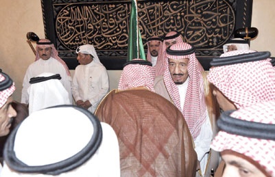 الأمير سلمان يستقبل المعزين في وفاة الأميرة سلطانة السديري