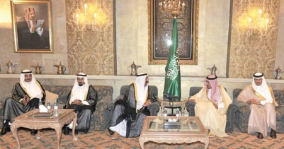 الأمير سلمان يستقبل المعزين في وفاة الأميرة سلطانة السديري