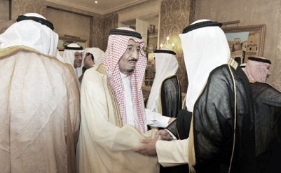 الأمير سلمان يستقبل المعزين في وفاة الأميرة سلطانة السديري