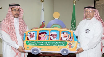 شركة أبناء صالح عبد العزيز بابكر تقدم 3 حافلات  لنقل المعوقين