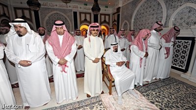 خادم الحرمين يؤدي صلاة الميت على الأمير محمد بن عبدالله الفيصل